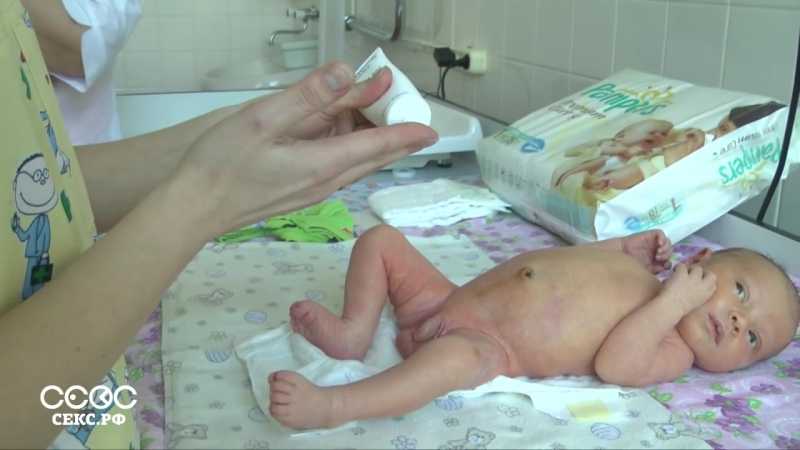 Яички мальчика видео. Подмывание новорожденного ребенка девочку. Как подмывать новорожденного. Подмывание мальчиков новорожденных. Подмывать новорожденную девочку.