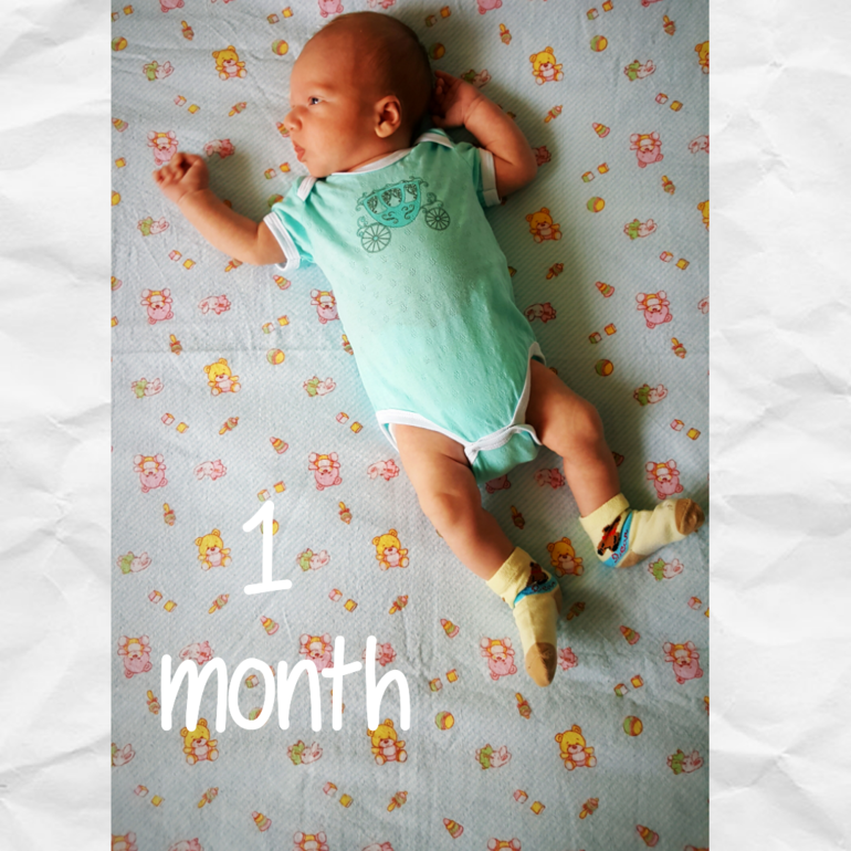 Статус 1 месяц. Месяц малышу. 1 Месяц ребенку мальчику. Фотосессия в 1 месяц ребенка. Поздравление с 1 месячного ребёнка.