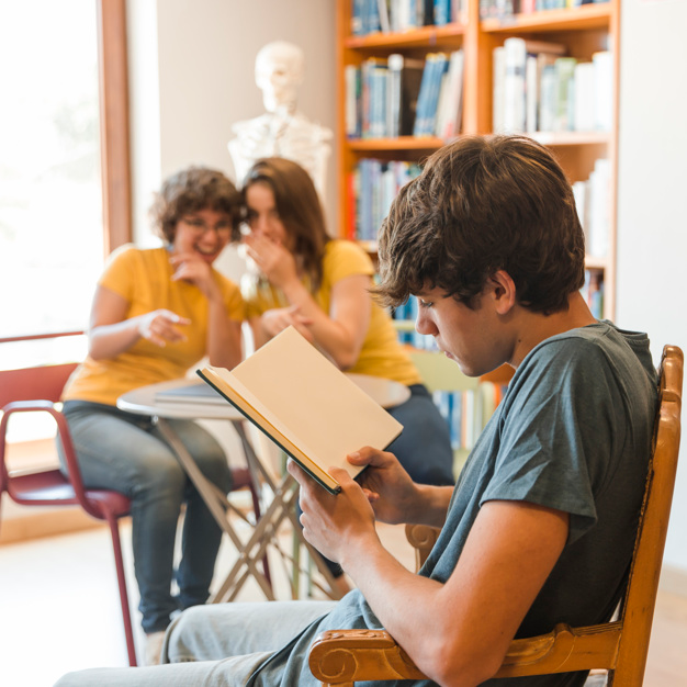 Сайт читаем. Чтение подростки. Подросток с книгой. Подросток читает. Подростки за чтением.