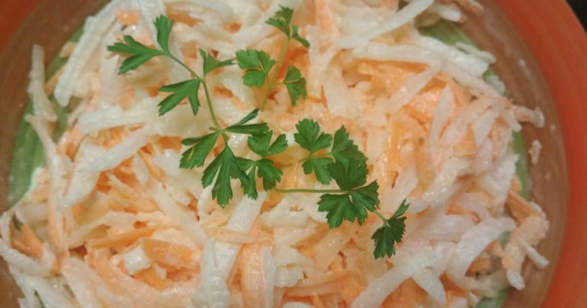 Салат с дайконом и морковью и капустой