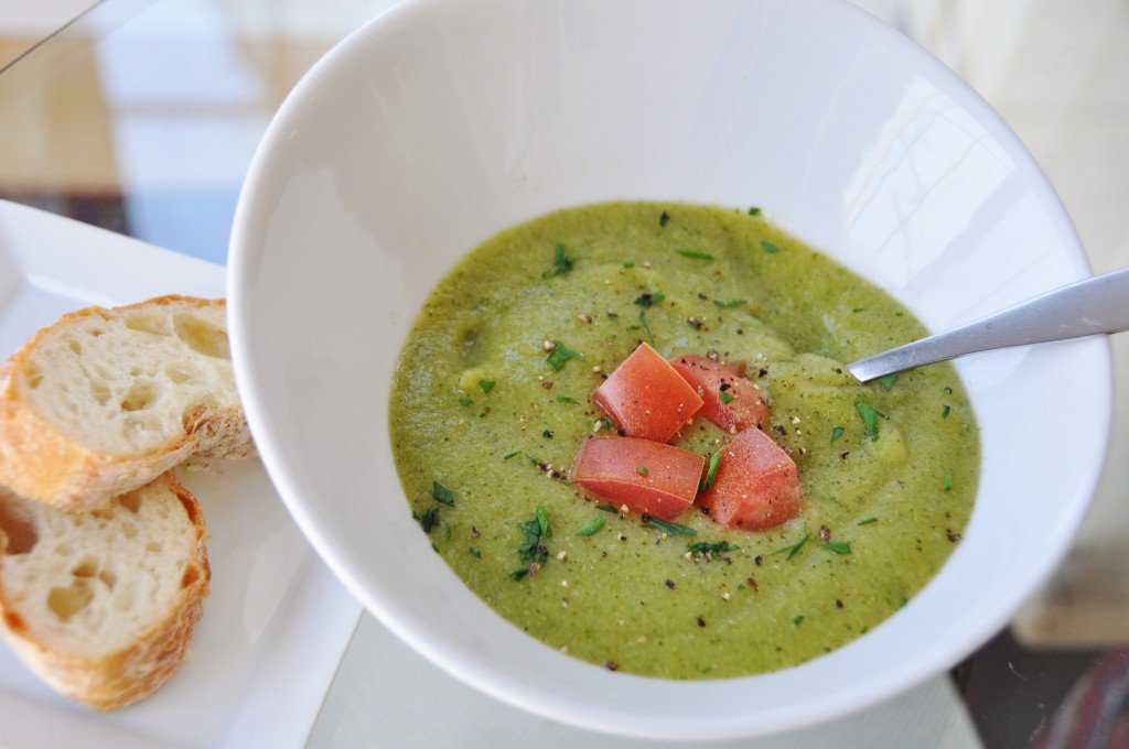 Суп пюре из брокколи классический рецепт. Суп-пюре из перловки. Суп пюре из брокколи. Сливочный суп с брокколи. Суп с брокколи и сливками.