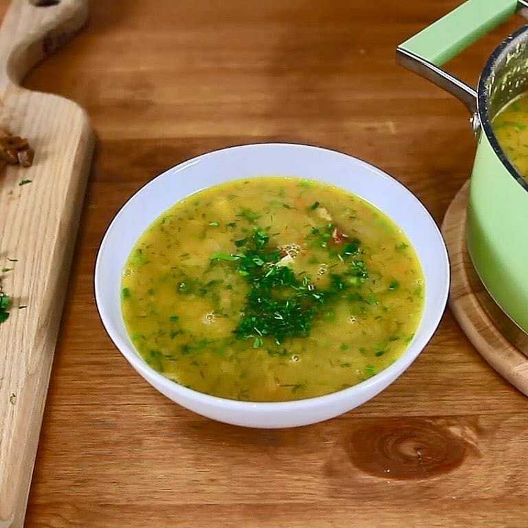 Можно кормящим гороховый суп. Суп гороховый. Гороховый суп домашний. Гороховый суп с зеленью. Суп гороховый с копченостями и зеленью.