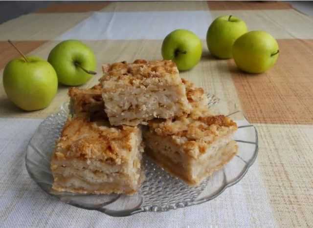 Постный пирог с бананами и яблоками в духовке