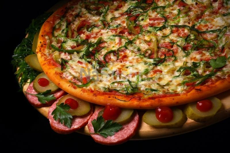 Пицца колбаса сыр огурцы помидоры