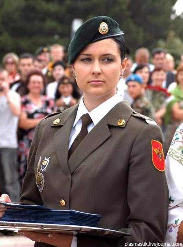 Девушка военный врач. Девушка офицер. Сербские девушки. Военная женская форма. Женщины в военной форме.
