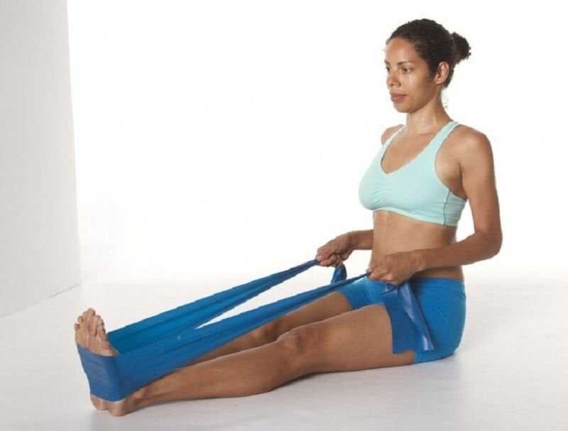 Упражнения с резинкой для спины для женщин. Упражнения с резинкой. Упражнения с лентой. Эспандер ленточный для спины. Упражнения с эластичной лентой.