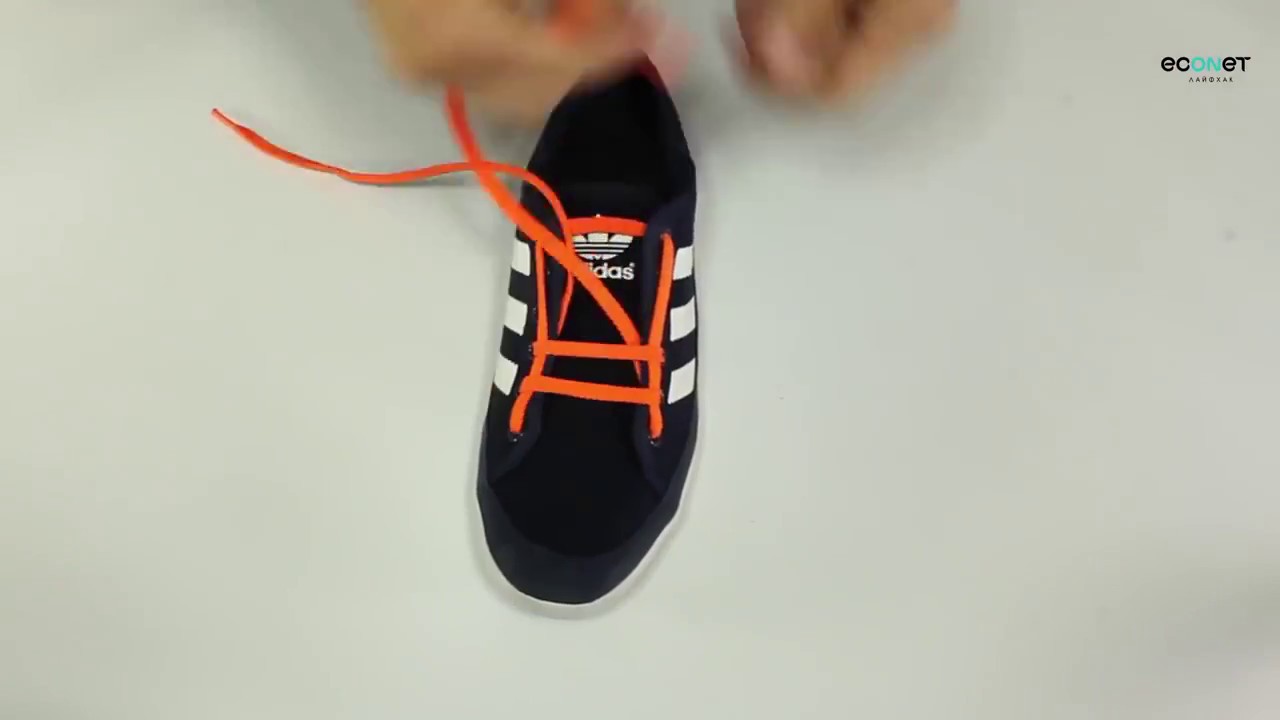 Видео как шнуровать кроссовки. Шнуровка кроссовок с 3 дырками. Оригинальная шнуровка кроссовок. Шнуровка кроссовок с 6 дырками. Шнуровка кед в три дырки.