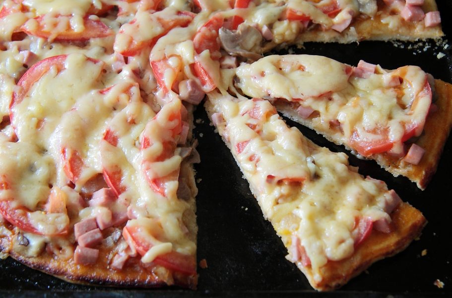 Простые начинки для пиццы. Приготовление начинки для пиццы. Начинка для домашней пиццы. Нарезка начинки для пиццы. Начинка для пиццы в домашних.