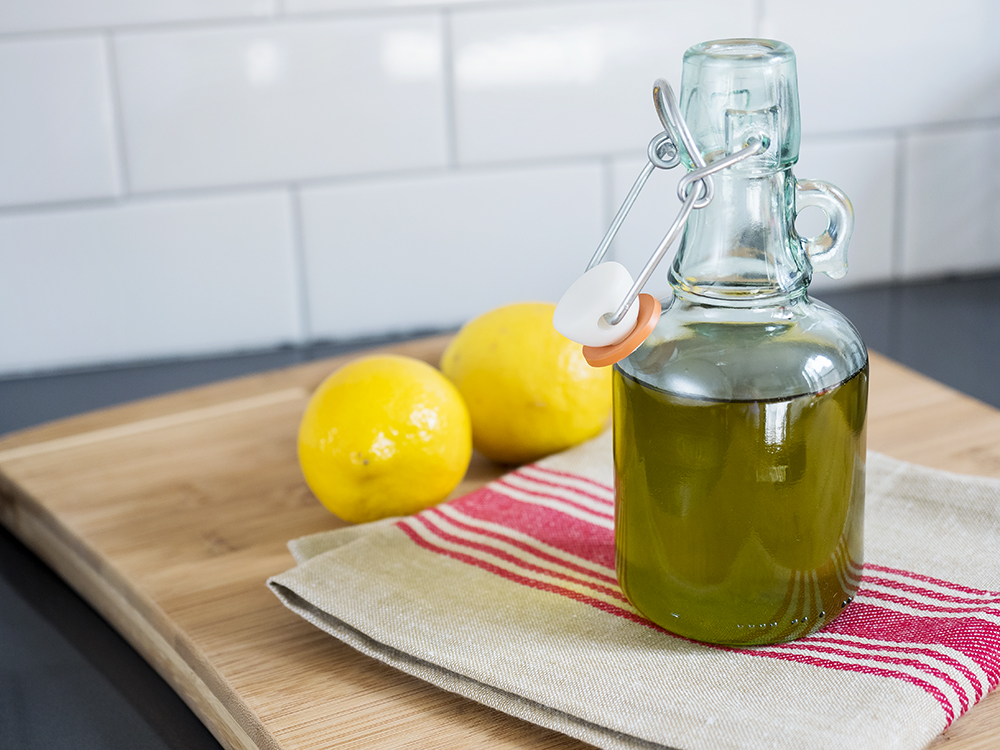 Мед с оливковым маслом. Масло оливковое с лимоном. Оливковое масло и лимонный сок. Мед оливковое масло лимонный сок. Оливковое масло и мед.